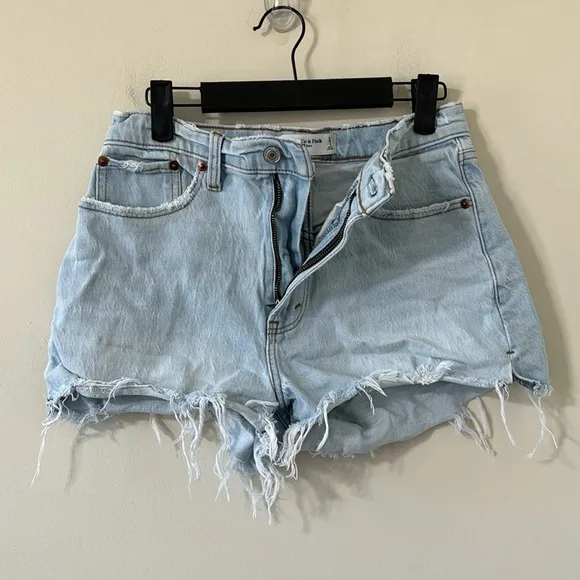 Abercrombie &amp; Fitch The Mom Short High Rise Curve Love Light Wash Denim Shorts