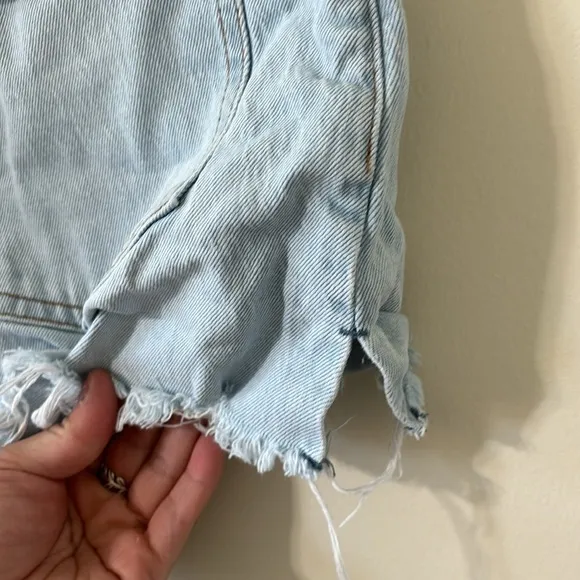 Abercrombie &amp; Fitch The Mom Short High Rise Curve Love Light Wash Denim Shorts