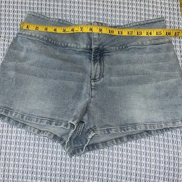 Alice   Olivia Denim Shorts size 32