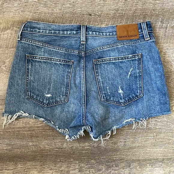 Aritizia Denim Forum “The Boyfriend”Shorts SZ 28