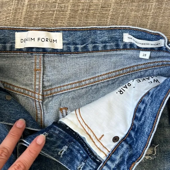 Aritizia Denim Forum “The Boyfriend”Shorts SZ 28