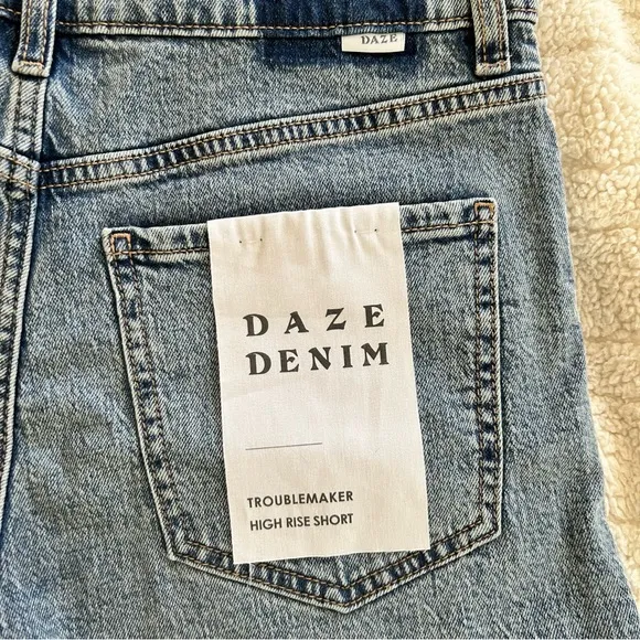 Daze Denim Jean Troublemaker Just Kissed Shorts size 28 Distressed High Rise