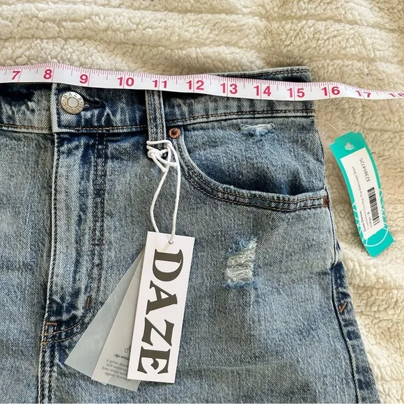 Daze Denim Jean Troublemaker Just Kissed Shorts size 28 Distressed High Rise