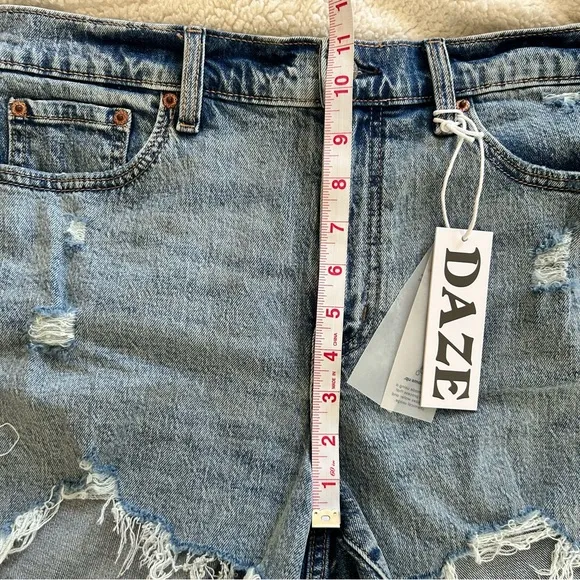 Daze Denim Jean Troublemaker Just Kissed Shorts size 28 Distressed High Rise