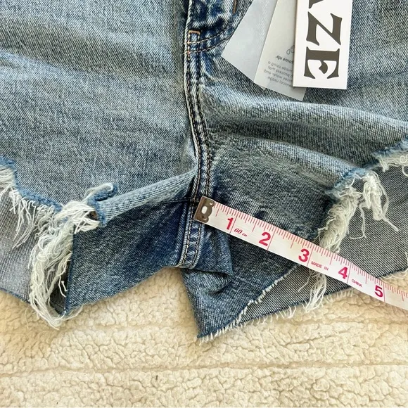 Daze Denim Jean Troublemaker Just Kissed Shorts size 28 Distressed High Rise