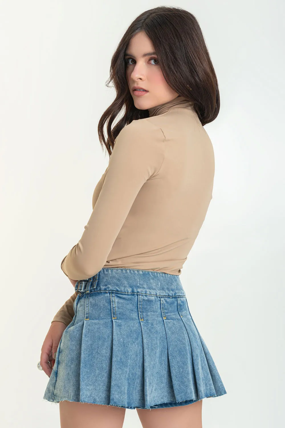 Falda short corto tableado de denim con rotos