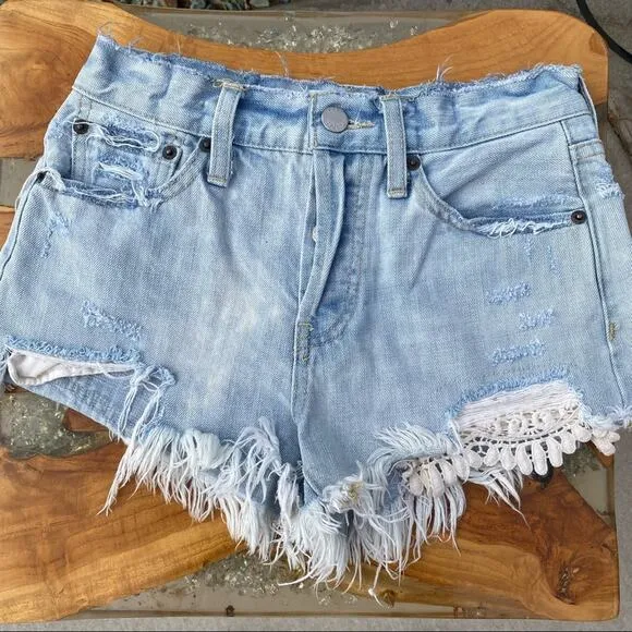 FREE PEOPLE Womens Cut Off Light Wash Crochet Denim Distressed Shorts Size 24