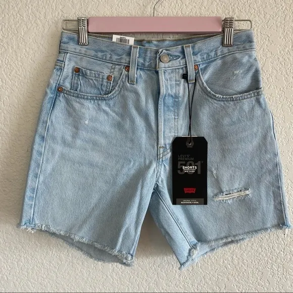 Levi’s Mid Thigh light wash Denim Shorts