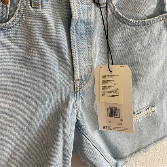 Levi’s Mid Thigh light wash Denim Shorts