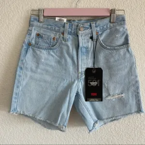 Levi’s Mid Thigh light wash Denim Shorts