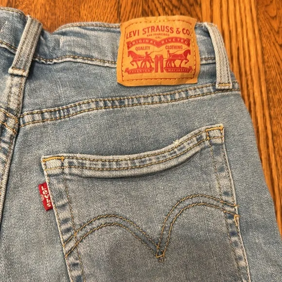 Levi’s Women's Blue High-Rise Denim Shorts Size 27