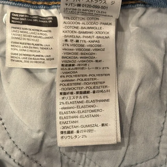 Levi’s Women's Blue High-Rise Denim Shorts Size 27