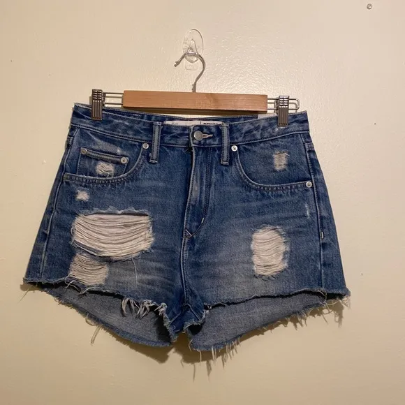 LOVERS   FRIENDS DENIM BLUE DISTRESSED DENIM SHORTS. Size 26