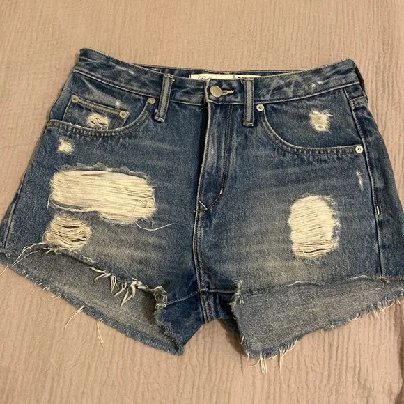 LOVERS   FRIENDS DENIM BLUE DISTRESSED DENIM SHORTS. Size 26