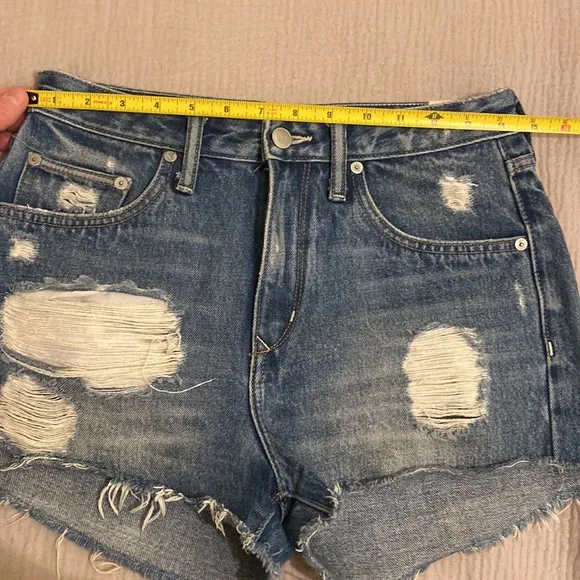 LOVERS   FRIENDS DENIM BLUE DISTRESSED DENIM SHORTS. Size 26