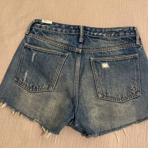 LOVERS   FRIENDS DENIM BLUE DISTRESSED DENIM SHORTS. Size 26