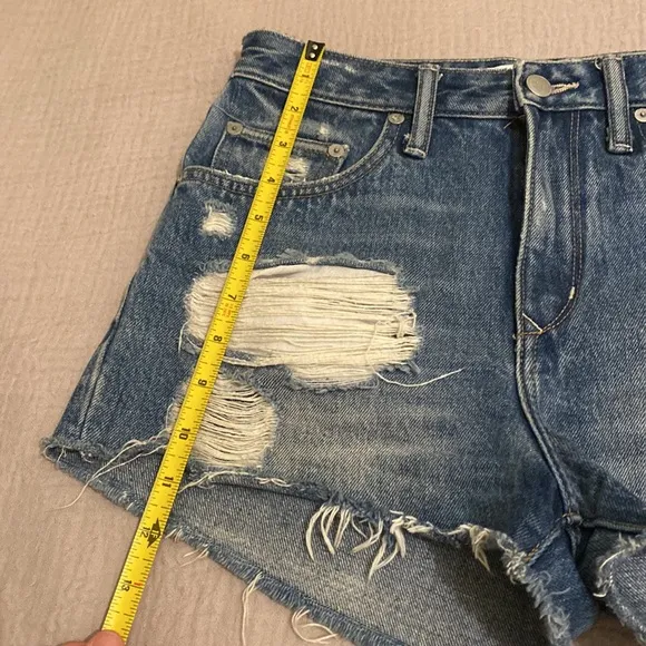 LOVERS   FRIENDS DENIM BLUE DISTRESSED DENIM SHORTS. Size 26