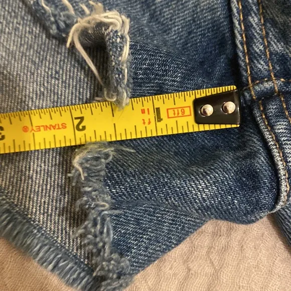 LOVERS   FRIENDS DENIM BLUE DISTRESSED DENIM SHORTS. Size 26