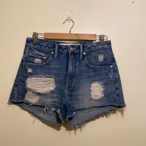 LOVERS   FRIENDS DENIM BLUE DISTRESSED DENIM SHORTS. Size 26