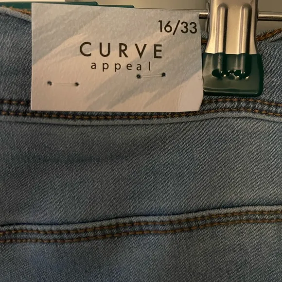New Curve Appeal Denim Capri Shorts Women’s Size 16/33