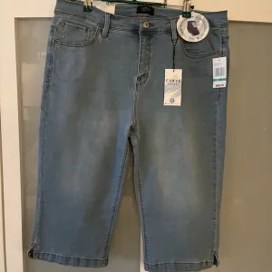 New Curve Appeal Denim Capri Shorts Women’s Size 16/33