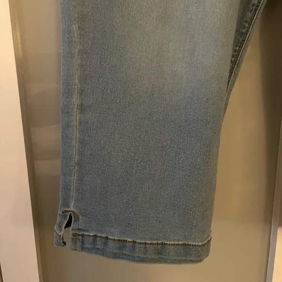 New Curve Appeal Denim Capri Shorts Women’s Size 16/33