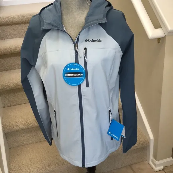 New Women’s Columbia water resistant hooded lightweight jacket.  Size L.