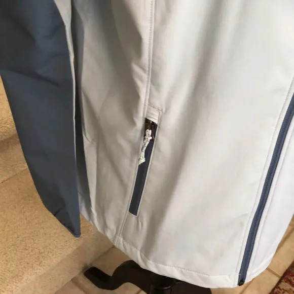 New Women’s Columbia water resistant hooded lightweight jacket.  Size L.