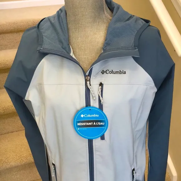 New Women’s Columbia water resistant hooded lightweight jacket.  Size L.